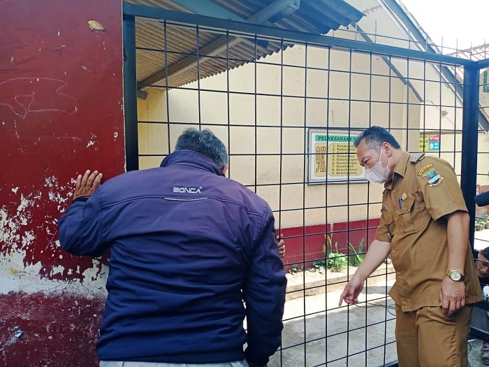 SENGKETA LAHAN: Kepala Desa Gadobangkong, Ae Tajudin menunjukkan gerbang masuk sekolah yang sempat ditutup dengan cara dilas oleh ahli waris pemilik lahan SDN Bunisari.EKO SETIONO/PASUNDAN EKSPRES