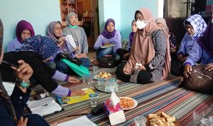 PEMBINAAN: Kader PKK Desa Babakan Peuteuy, Kecamatan Cicalengka, Kabupaten Bandung tengah lakukan pembinaan dan edukasi kepada para ibu bersalin (Bulin) cegah stunting.JABAR EKSPRES