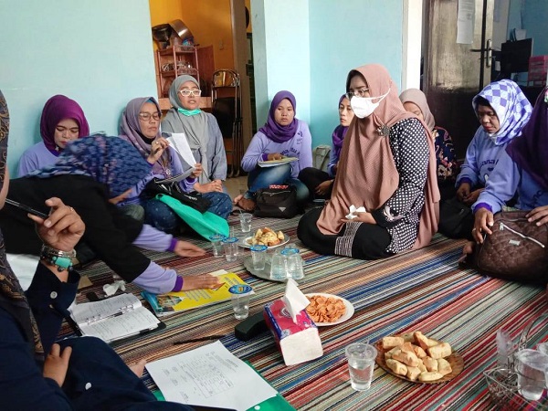 PEMBINAAN: Kader PKK Desa Babakan Peuteuy, Kecamatan Cicalengka, Kabupaten Bandung tengah lakukan pembinaan dan edukasi kepada para ibu bersalin (Bulin) cegah stunting.JABAR EKSPRES