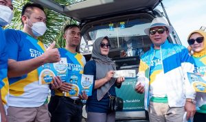 Gubernur Jawa Barat, Ridwan Kamil saat mengunjungi mobil Samsat Keliling.FOTO DOK HUMAS BAPENDA.