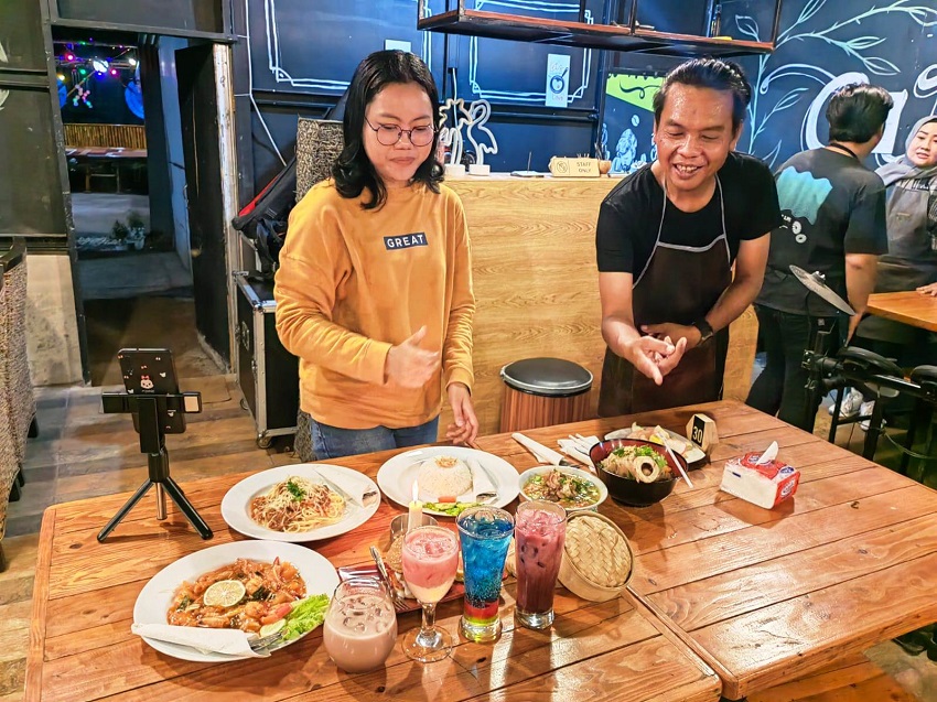 HIDANGKAN MENU: Mantan chef Resto Alexis Novian (kanan) sedang memperkenalkan menu hidangan khas Kedai Paseban Subang.IST